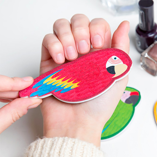 Пилка маникюрная Parrot Paradise / Красный Пилка маникюрная Parrot Paradise / КрасныйМаникюрные наборы<br>Незаменимый и нужный аксессуар женской сумочки. Красота в деталях, именно поэтому пилочка выглядит как попугай, сбежавший от старого одноглазого пирата. Приюти его!<br><br>В чём плюсы:<br> Двусторонняя пилочка для ногтей в виде красочного попугая.<br> С обратной стороны поверхность пилочки более грубая, с лицевой - мягкая и подойдет для полировки ногтей.<br> Яркий принт на пилочке поможет быстро отыскать ее в косметичке или сумке.<br> Сделай аккуратный маникюр и подними себе настроение приятной вещицей одновреме...<br><br>Цвет: Красный<br>Вес г: 5