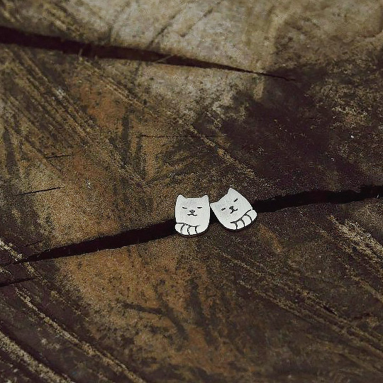 Серьги Nimble / Кот Серьги Nimble / КотБижутерия<br>Зверушки из сказочного зазеркалья теперь повсюду с тобой :) Очаровательное лаконичное украшение из серебра дополнит любой образ и подчеркнет нежность и женственность любой представительницы прекрасного пола!<br><br>В чём плюсы:<br> Серебряные серьги-гвоздики с силиконовой застежкой.<br> Со временем не потеряют своего первоначального вида, не потускнеет, а рисунок не сотрется.<br> Украшение выполнено из серебра и полностью безопасно даже для самой чувствительной кожи.<br> Серьги застегиваются с обратной стороны с...<br><br>Дизайн: Кот<br>Вес г: 4