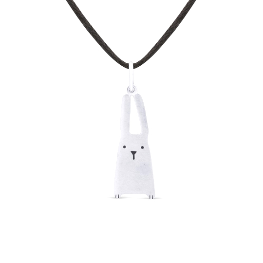 Подвеска Jay / Зац Подвеска Jay / ЗацБижутери<br>Зверушки из сказочного зазеркаль теперь повсду с тобой :) Очаровательное лаконичное украшение из серебра дополнит лбой образ и подчеркнет нежность и женственность лбой представительницы прекрасного пола!<br><br>В чём плсы:<br> Серебрна подвеска на черной ниточке.<br> Со временем не потерет своего первоначального вида, не потускнеет, а рисунок не сотретс.<br> Украшение выполнено из серебра и полность безопасно даже дл самой чувствительной кожи.<br> Черный шнурочек сзади застегиваетс на застежку.<br> Лак...<br><br>Дизайн: Зац<br>Вес г: 5