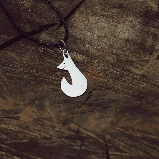 Подвеска Pendant - Лис Подвеска Pendant - ЛисБижутерия<br>Зверушки из сказочного зазеркалья теперь повсюду с тобой :) Очаровательное лаконичное украшение из серебра дополнит любой образ и подчеркнет нежность и женственность любой представительницы прекрасного пола!<br><br>В чём плюсы:<br> Серебряная подвеска на черной ниточке.<br> Со временем не потеряет своего первоначального вида, не потускнеет, а рисунок не сотрется.<br> Украшение выполнено из серебра и полностью безопасно даже для самой чувствительной кожи.<br> Черный шнурочек сзади застегивается на застежку.<br> Лак...<br><br>Вес г: 5
