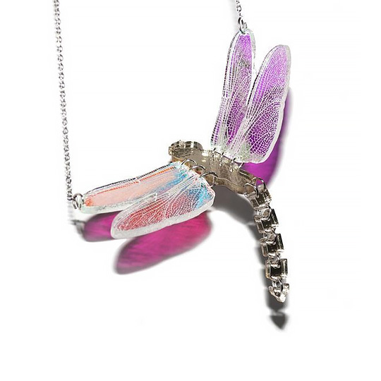 Колье Dragonfly Колье DragonflyБижутери<br>Когда нужно добавить образу перчинки, нет ничего лучше ффектных колье. Прелесть модных украшений из оргстекла в их способности преобразовать даже самый скучный или строгий аутфит!<br><br>В чём плсы:<br> Колье изготавливаетс из высокопрочного органического стекла, а затем собираетс вручну. <br> Обладает глнцевой светоотражащей поверхность, устойчива к царапинам и поврежденим.<br> Застежка прочна и выполнена из стали.<br> Стильное и лаконичное дополнение твоего образа.<br> Хорошо смотритс как со свитером...<br><br>Вес г: 12