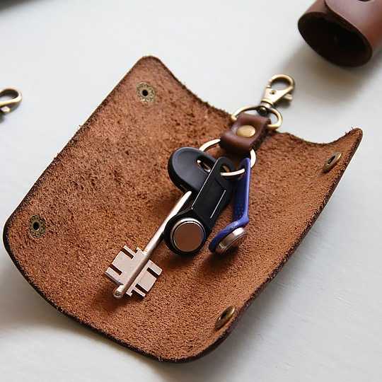 Ключница кожаная Elegance / Walnut Ключница кожаная Elegance / WalnutПолки, вешалки, крючки, ключницы<br>Царапали когда-нибудь экран телефона ключами, беспорядочно блуждающими в сумке?<br>Кожаная ключница впредь поможет предотвратить это несчастье!<br>Она станет отличным аксессуаром для тех, кто любит порядок и не привык тратить время на поиски ключей в глубинах своей сумки.<br><br><br>В чём плюсы:<br> Классические цвет и форма выгодно смотрятся в любой ситуации и подходят для каждого члена семьи.<br> Внутри - кольцо для ключей.<br> Снаружи - карабин, что позволяет ключнице не болтаться внутри сумки. <br> Надежно закрыва...<br><br>Цвет: Walnut<br>Вес г: 64