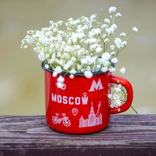 Кружка эмалированная Moscow Кружка эмалированная MoscowЧашки, кружки<br>Ни один любитель чая не сможет устоять перед этой очаровательной чашкой! С ней каждое утро будет бодрым, а настроение в течение всего дня - прекрасным. <br><br><br>В чём плюсы:<br> В наборе кружка и подарочная открытка с тематикой путешествия.<br> Объем кружки - 400 мл.<br> Сделана из прочной эмалированной стали. <br> Не подходит для посудомоечной машины.<br> На кружке имеются небольшие декоративные потертости, которые придают ей больший реализм.<br> Удобная форма и ручка.<br><br>Размер: диаметр - 8,5 см; высота - 8 см.<br>...<br><br>Вес г: 162