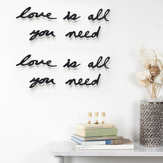 Слова для интерьера 'Love Is All You Need'