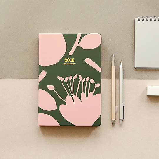 Ежедневник датированный 2018 Keep The Memory / Stamp Flower Ежедневник датированный 2018 Keep The Memory / Stamp FlowerДатированные 2018<br>В чём плюсы:<br> Датирован на 2018 год.<br> В ежедневнике 240 страниц.<br> Продуман до мелочей и включает в себя:<br>- календарь на 2018 и 2019 года - 2 стр;<br>- план на год - 2 стр;<br>- планирование по месяцам - 26 стр;<br>- план на неделю - 136 стр;<br>- пустые странички для креатива - 72 стр;<br>- страничка в конце ежедневника с персональными данными;<br> У ежедневника плотная обложка, которая поможет ему не потерять вид за целый год использования.<br> Вшитая закладка поможет быстро находить нужную дату или запись.<br>...<br><br>Дизайн: Stamp Flower<br>Вес г: 404