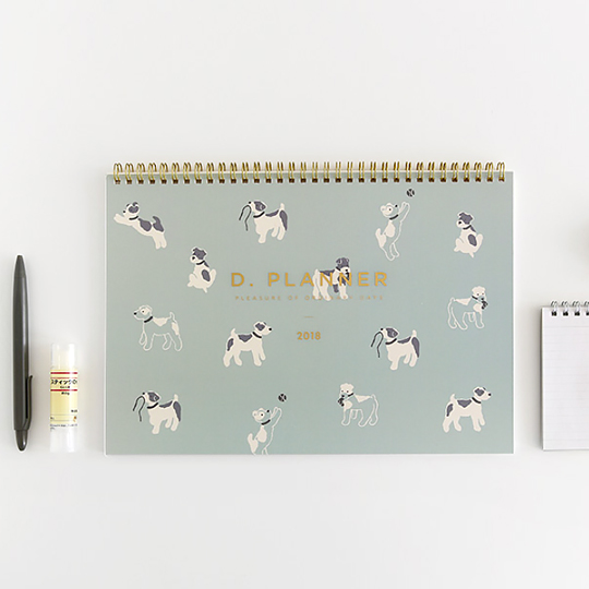 Планинг настольный 2018 D Planner / Foxterrier Планинг настольный 2018 D Planner / FoxterrierОрганизация рабочего стола<br>В чём плюсы:<br> Планинг датирован на 2018 год.<br> Всего 34 страницы.<br> Внутри планинга:<br>- страничка с принтом - 1 стр;<br>- календарь на 2018 и 2019 года - 1 стр;<br>- план по месяцам - 28 стр.<br> Первая страничка прозрачная и сохраняет от изнашивания титульную страницу. А еще она выступает в качестве отличного коврика для мышки!<br> Большой удобный размер, всё сразу перед глазами!<br> Страницы скреплены пружиной, благодаря чему быстро и легко перелистываются. <br>Размер (ВхШхГ): 30 х 21 х 0,5 см.<br>Материал: бум...<br><br>Дизайн: Foxterrier<br>Вес г: 283