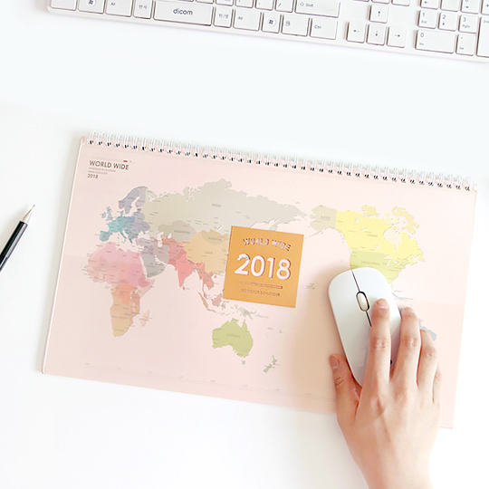 Планинг настольный 2018 Worldwide / Розовый Планинг настольный 2018 Worldwide / РозовыйСкоро!<br>В чём плюсы:<br> Планинг датирован на 2018 год.<br> Всего 34 страницы.<br> Внутри планинга:<br>- карта мира - 1 стр;<br>- календарь на 2018 - 1 стр;<br>- план по месяцам - 15 стр.<br>- страницы для записей в клеточку - 17 стр.<br> Первая страничка прозрачная и сохраняет от изнашивания карту мира. А еще она выступает в качестве отличного коврика для мышки!<br> Большой удобный размер, всё сразу перед глазами!<br> Прозрачная страница съемная, а также имеет кармашек, куда можно помещать важные дела, заметки или визитки.<br> С...<br><br>Цвет: Розовый<br>Вес г: 475