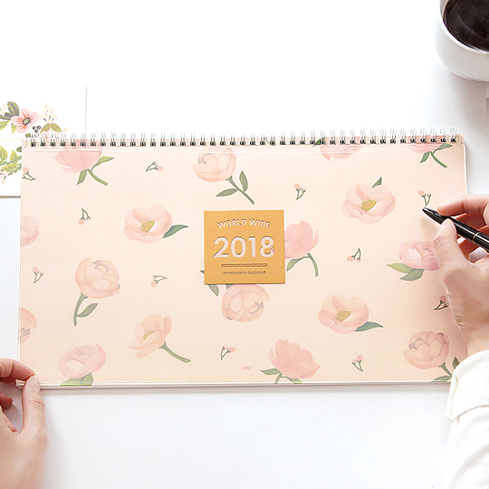 Планинг настольный 2018 Pattern / Peony Планинг настольный 2018 Pattern / PeonyЕжедневники 2018<br>В чём плюсы:<br> Планинг датирован на 2018 год.<br> Всего 34 страницы.<br> Внутри планинга:<br>- страничка с принтом - 1 стр;<br>- календарь на 2018 - 1 стр;<br>- план по месяцам - 15 стр.<br>- страницы для записей в клеточку - 17 стр.<br> Первая страничка прозрачная и сохраняет от изнашивания карту мира. А еще она выступает в качестве отличного коврика для мышки!<br> Большой удобный размер, всё сразу перед глазами!<br> Прозрачная страница съемная, а также имеет кармашек, куда можно помещать важные дела, заметки или виз...<br><br>Дизайн: Peony<br>Вес г: 451