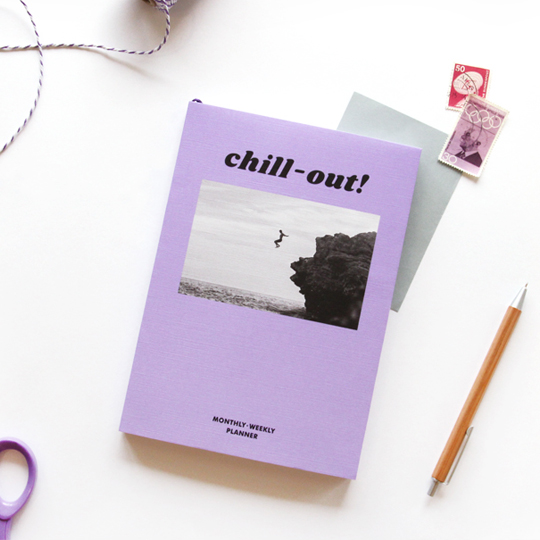 Планинг Chill Out / Фиолетовый Планинг Chill Out / ФиолетовыйНедатированные<br>В чём плюсы:<br> В планинге 176 страниц.<br> Продуман до мелочей и включает в себя:<br>- введение 1 стр;<br>- календарь на 2018 и 2019 гг. -2 стр;<br>- план на год 2 стр;<br>- планы по месяцам 26 стр;<br>- план по неделям 108 стр;<br>- странички для заметок в линовку 30 стр ;<br>- персональная страничка.<br>- + странички для цитат 6 стр;<br> Внутри планинга есть кармашек для чеков, записок и других мелочей.<br> Вшитая закладка.<br> Обложка из ПВХ защищает планинг от пролитой воды и испытаний ключами в сумке.<br> Для любит...<br><br>Цвет: Фиолетовый<br>Вес г: 268