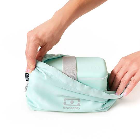 Мешочек для ланчбокса Monbento Pochette / Matcha Мешочек для ланчбокса Monbento Pochette / MatchaЛанч-боксы и контейнеры для еды<br>Идеальное дополнение к каждому ланч-боксу! Стильный мешочек поможет комфортно и надежно транспортировать ланч-бокс, положив его в сумку или даже неся в руке. <br><br>В чём плюсы:<br> Мешок для ланч-бокса пастельного цвета.<br> Вместительный мешочек защитит ланч-бокс и другие предметы от механических повреждений и позволит компактно транспортировать все обеденные принадлежности.<br> Не нужно будет тратить время на поиски того или иного предмета все будет под рукой! <br> Практичный и легкий в уходе полиэстер очен...<br><br>Цвет: Matcha<br>Вес г: 66