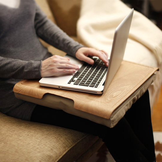 Подставка-поднос Laptray / Песочный Подставка-поднос Laptray / ПесочныйАксессуары для сервировки<br>Сидеть с лэптопом на своем любимом кресле? Нет ничего проще! Подставка Laptray имеет твердую деревянную поверхность для устойчивого положения ноутбука, поэтому ее можно использовать в мягкой кровати или комфортабельном диване!В чём плюсы: Форма и строение подушки позволяют подобрать именно тот угол наклона, который тебе необходим. Благодаря подставке от ноутбука не будут нагреваться колени. С такой подставкой можно прекрасно позавтракать в постели. Подставку можно протирать влажной салфеткой. Идеальн...<br><br>Цвет: Песочный<br>Вес г: 1213