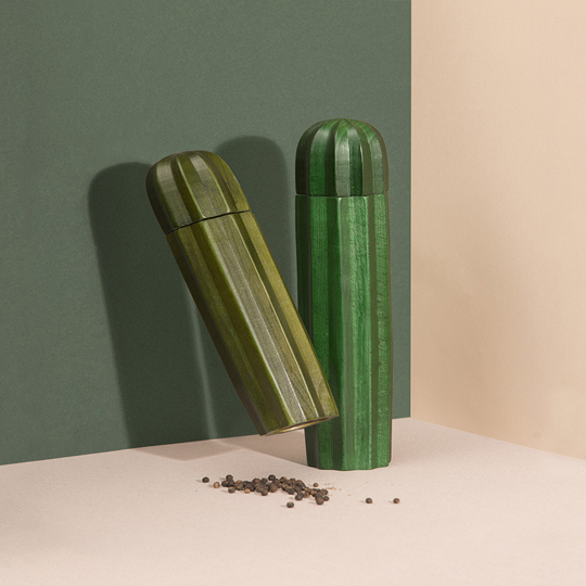 Набор мельниц для соли и перца Cacti Набор мельниц для соли и перца CactiСахарницы, солонки, соусники<br>Оригинальный набор мельниц для соли и перца украсит кухню и не допустит неприятных ситуаций со случайно просыпавшимися специями. <br>В чём плюсы:<br> В наборе две мельницы для соли и перца в виде кактусов.<br> Не выскользнут из рук в самый неподходящий момент, ведь сделаны из приятного на ощупь дерева.<br> Оба прибора выполнены в форме кактуса и окрашены в зеленый цвет.<br> Оснащены надежной системой дробления, благодаря которой вы можете быстро и без усилий измельчить зерна перца и крупную соль.<br> Украсит люб...<br><br>Вес г: 888