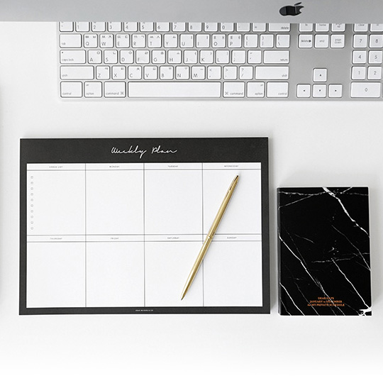 Планинг настольный Weekly Notepad Планинг настольный Weekly NotepadНедатированные<br>В чём плюсы: Всего 48 листов. Каждый лист - крупный план на неделю. Планинг не привязан к датам, его можно начинать вести в любое время и с перерывами. Использованные листы можно с легкостью оторвать. Очень удобно для планирования дел прямо за рабочим столом.Размер (ВхШхГ): 21 х 29,7 см.Материал: бумага.<br><br>Вес г: 350