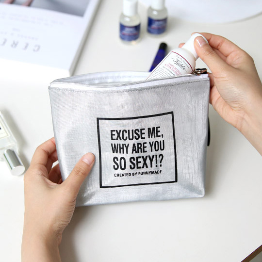 Косметичка So Sexy / Серебряный Косметичка So Sexy / СеребряныйКосметички и маски для сна<br>В чём плюсы: Внутри одно вместительное отделение. Застегивается на молнию. Принт с надписью ”Excuse me, why are you so sexy?”.<br> К собачке на молнии прикреплён ремешок с надписью ”I love glossy and black”, за который удобно тянуть. Лаконичный и одновременно шикарный дизайн с щепоткой юмора обязательно порадует обладателя этого аксессуара.<br> Размер (ВхШхГ): 14 х 21 х 6 см. Материал: ПВХ.<br><br>Цвет: Серебряный<br>Вес г: 31