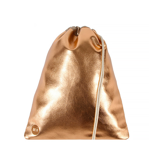 Рюкзак-мешок Metallic - Rose Gold Рюкзак-мешок Metallic - Rose GoldРюкзаки<br>Mi-Pac создали отличную альтернативу рюкзаку! Пригодится для поездок за город и путешествий, а также незаменим тем, кто посещает спортзал или просто любит долгие пешие прогулки. <br><br>В чём плюсы:<br> Внутри: <br>- вместительное основное отделение <br>- небольшой кармашек на молнии для мелочей<br> Сделан из качественной искусственной кожи.<br> Предусмотрено специальное колечко, на которое можно прикрепить ключи или повесить за него в раздевалке.<br> Рюкзак надежно закрывается с помощью его же лямок :) <br> Фактура...<br><br>Вес г: 374