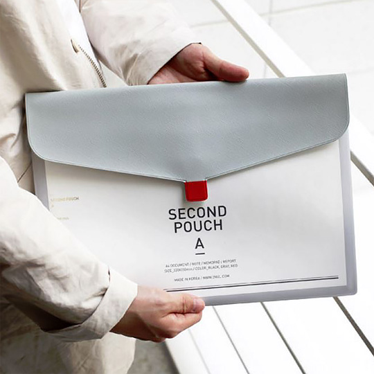 Папка Second Pouch / Серый Папка Second Pouch / СерыйПапки и планшеты<br>В чём плюсы:<br> Папка для документов с легкостью вмещает в себя листы формата А4.<br> Внутри 2 больших кармана, в которые поместится необходимая документация, блокнот, канцелярия и даже планшет!<br> Папка закрывается конвертиком на надежную липучку.<br> Яркий акцент на хлястике делает ее стильной и отличает от других скучных офисных папок.<br> За счет основного нейтрального цвета она подойдет как к деловому костюму, так и к повседневному городскому стилю :)<br><br>Размер (ВхШхГ): 32 х 23 см.<br><br>Цвет: Серый<br>Вес г: 149