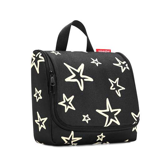 Косметичка дорожная Toiletbag / Stars Косметичка дорожная Toiletbag / StarsДорожные косметички<br>вмещает все необходимое и позволяет хранить мелочи в идеальном порядке.<br>С ней можно взять с собой всё и даже больше!<br><br><br>В чём плюсы:<br> Внутри:<br> - вместительное отделение объемом 3 литра;<br> - 4 сетчатых кармашка;<br> - на крышке с внутренней стороны 2 кармана на молнии;<br> - петелька для мелочей;<br> - так же можно прикрепить зеркало на липучку или снять его;<br> Надежно закрывается на молнию.<br> Специальный крючок позволяет подвесить её в ванной и облегчить доступ к косметике и аксессуарам.<br> Полукруглая...<br><br>Дизайн: Stars<br>Вес г: 240