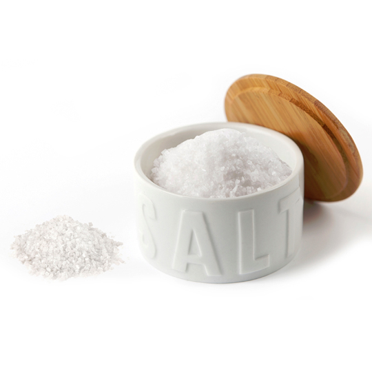 Солонка Flaky Солонка FlakyСахарницы, солонки, соусники<br>В чём плюсы:<br> Благодаря крышке соль не отсыреет, в нее не попадет пыль или кусочки еды в процессе готовки.<br> Отлично подходит для крупной соли.<br> Надпись на баночке не даст перепутать её с сахаром :) <br> Станет отличным дополнением любой кухни.<br>Размер: 8 x 8 x 4,8 см.<br>Материал: керамика, дерево.<br><br>Вес г: 184