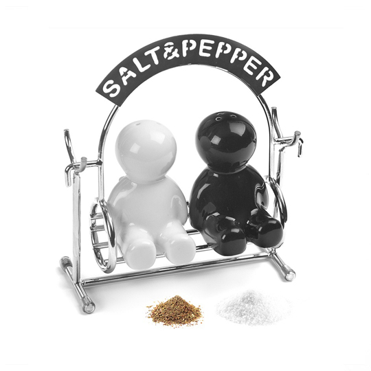 Набор солонка и перечница Salt & Pepper Набор солонка и перечница Salt & PepperСахарницы, солонки, соусники<br>Соль и перец незаменимы на кухне, ведь без них блюда имеют не такой яркий вкус и аромат! Дуэт черно-белых человечков на качелях будет мило смотреться на столе и никто не перепутает, что нужно посолить, а куда добавить больше перца.<br><br>В чём плюсы:<br> Набор из солонки и перечницы, расположенный на подставке в виде качелей.<br> Черно-белые человечки гармонично впишутся интерьер любой кухни.<br> Словно Инь и Ян они дополняют друг друга и поддерживают вкусовое равновесие в твоих блюдах.<br> Набор запакован в пр...<br><br>Вес г: 241