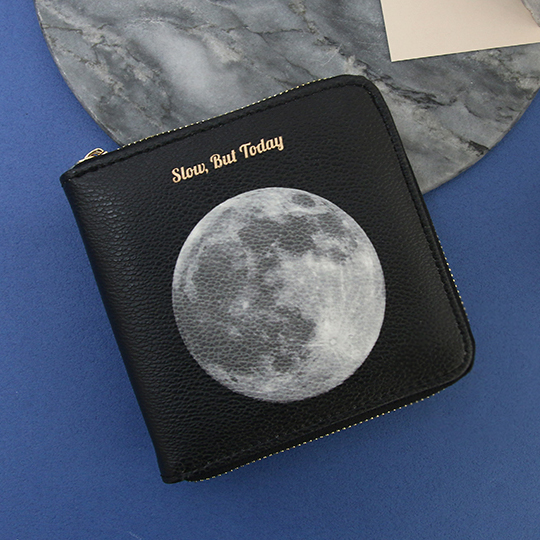 Кошелек But Today / Moon Кошелек But Today / Moon3000 - 5000 р.<br>В чём плюсы:<br> Внутри кошелька<br>- одно большое отделение;<br>- по бокам 2 кармашка для карт или мелочи;<br> Компактный и вместительный кошелечек на прочной молнии.<br> Подходит для хранения монет и карточек.<br> Молнию удобно расстегивать благодаря удобному круглому хлястику.<br> Космический принт.<br>Размер (ВхШхГ): 10,5 х 11 см.<br>Материал: искусственная кожа, полиэстер.<br><br>Дизайн: Moon<br>Вес г: 98