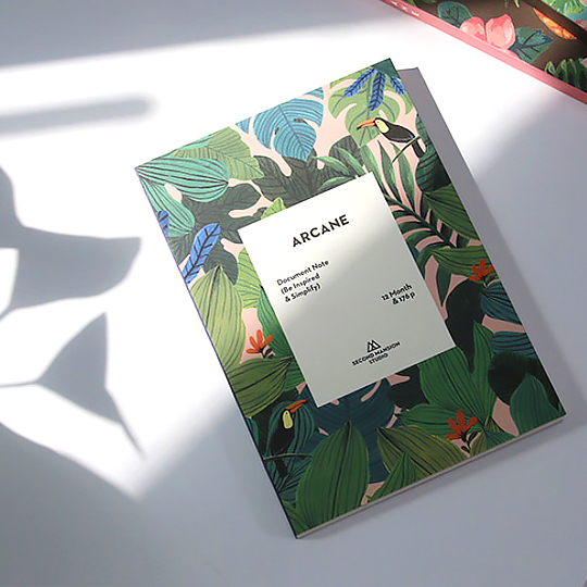 Ежедневник Arcane Ver.2 / Jungle Ежедневник Arcane Ver.2 / JungleНедатированные<br>В чём плюсы:<br> Ежедневник содержит 176 страниц. Он не датирован, а значит начинать вести его можно в любой момент.<br> Продуман до мелочей и включает в себя:<br>- яркие фото-развороты - 5 стр;<br>- план на год - 2 стр;<br>- планирование по месяцам - 24 стр;<br>- план на неделю - 120 стр;<br>- место для креатива и рисунков - 12 стр;<br>- странички для заметок в линейку - 12 стр;<br>- страничка в конце ежедневника с персональными данными;<br> У ежедневника плотная обложка, которая поможет ему не потерять вид за целый го...<br><br>Дизайн: Jungle<br>Вес г: 259
