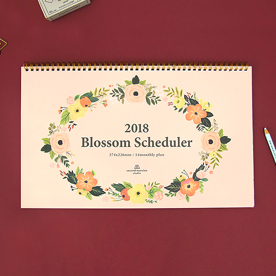 Планинг настольный 2018 Blossom / Розовый Планинг настольный 2018 Blossom / РозовыйОрганизация рабочего стола<br>В чём плюсы:<br> Планинг датирован на 2018 год.<br> Всего 33 страницы.<br> Внутри планинга:<br>- календарь на 2018 и 2019 года - 1 стр;<br>- план на год - 1 стр;<br>- план по месяцам - 14 стр.<br>- страницы для записей в клеточку - 16 стр.<br> Первая страничка прозрачная и сохраняет от изнашивания первую страничку. А еще она выступает в качестве отличного коврика для мышки!<br> Большой удобный размер, всё сразу перед глазами!<br> Прозрачная страница съемная, а также имеет кармашек, куда можно помещать важные дела, замет...<br><br>Цвет: Розовый<br>Вес г: 383