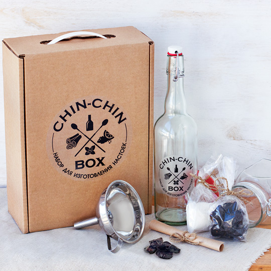 Набор для приготовления настойки Chin-Chin Box / Сливовая Набор для приготовления настойки Chin-Chin Box / Сливовая2000 - 3000 р.<br>Волшебный набор CHIN-CHIN BOX для приготовления Сливовой настойки. <br>Сделайте незабываемый подарок своим близким и себе! Приготовьте настойку для Вашего стола своими руками!<br>Сливовая настойка - напиток с очень богатым вкусом и ароматом. Напиток наполнен нотками спелой сливы и придется по вкусу многим ценителям. Изысканный напиток своими руками!<br><br><br><br><br> <br>В чём плюсы:<br> В набор входит:<br> - свиток с рецептом и рекомендациями по изготовлению напитка<br> - специи и магические ингредиенты для его изготов...<br><br>Вкус: Сливовая<br>Вес г: 1697
