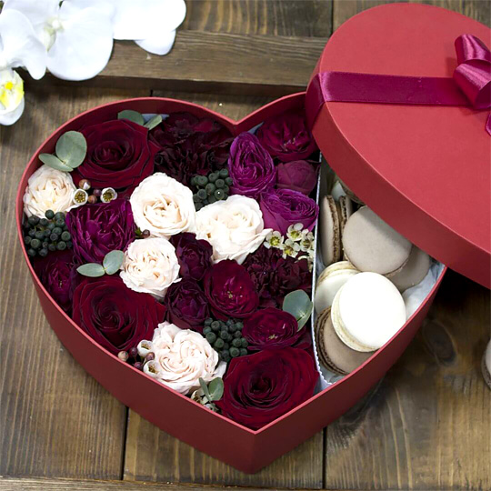 Коробка подарочная с цветами и макарунами 'Burgundy Heart'