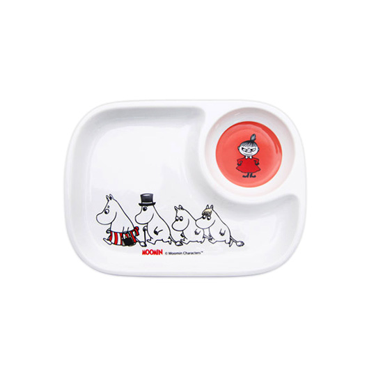 Тарелка Moomin / Family Тарелка Moomin / Family2000 - 3000 р.<br>В чём плюсы:<br> Глубокая тарелка с бортиками.<br> Отдельная емкость для джема, меда или орешков.<br> Можно использовать в микроволновой печи и посудомоечной машине.<br> Забавный рисунок не только порадует детей за завтраком, но и поднимет настроение взрослым!<br> После еды по картинке на тарелке можно сочинять истории о приключении Муми-троллей.<br> В небольшую емкость как раз помещается https:www.pichshop.ruproduct387360krujka-moomin-raznyie-dizaynyi-bouquet чашечка в том же стиле.<br>Размер (ВхШхГ): 25,7 х 18,...<br><br>Дизайн: Family<br>Вес г: 820