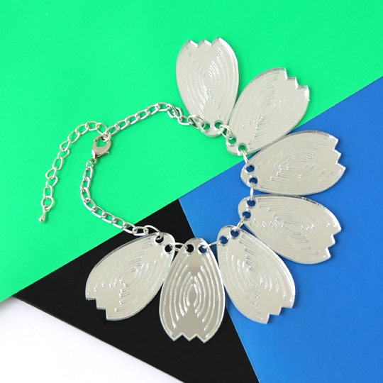 Браслет Petals Браслет PetalsБижутерия<br>В чём плюсы: Браслет с зеркальными лепесками прекрасного цветка на цепочке. Надёжная застёжка. Будет отлично смотреться с http:www.pichshop.ruproduct325590kole-petals этим колье.Размер (ВхШхГ): длина 22 см, высота лепестка 3 см.Материал: пластик, металл.<br><br>Вес г: 14