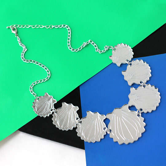 Колье Shells Колье ShellsБижутерия<br>В чём плюсы: Колье с зеркальными ракушками на цепочке. Надёжная застёжка. Колье лёгкое, как пёрышко!Размер (ВхШхГ): длина 55 см, высота центральной ракушки 4,3 см.Материал: пластик, металл.<br><br>Вес г: 20