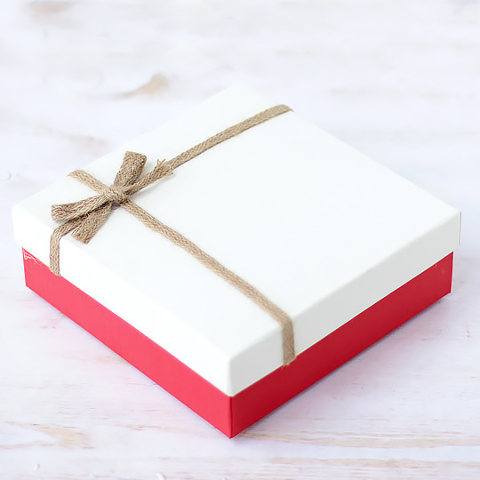 Коробка подарочная 'White Surprise'