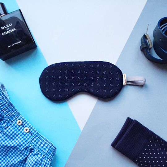 Маска для сна For Men Маска для сна For MenКосметички и маски для сна<br>Тепло, любовь и самое праздничное настроение собрано в маленькой коробочке и крепко перевязано лентой, чтобы добраться до тебя в целости.<br>Плюшевая маска для сна принесет тебе сладкие сновидения и, без сомнения, будет поднимать настроение по утрам каждый день тебе и твоим близким!<br><br><br>В чём плюсы:<br> Внутри коробочки маска на мягкой подложке из наполнителя и очаровательная декоративная прищепка.<br> Обратная сторона выполнена из хлопка, который приятнен к коже и никак не помешает сну.<br> Хорошо прилегае...<br><br>Вес г: 97