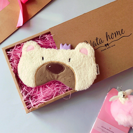 Маска для сна Princess Bear Маска для сна Princess BearПодарки<br>Тепло, любовь и самое праздничное настроение собрано в маленькой коробочке и крепко перевязано лентой, чтобы добраться до тебя в целости.<br>Плюшевая маска для сна принесет тебе сладкие сновидения и, без сомнения, будет поднимать настроение по утрам каждый день тебе и твоим близким!<br><br><br>В чём плюсы:<br> Внутри коробочки маска на мягкой подложке из наполнителя и очаровательная декоративная прищепка.<br> Обратная сторона выполнена из хлопка, который приятнен к коже и никак не помешает сну.<br> Хорошо прилегае...<br><br>Вес г: 111