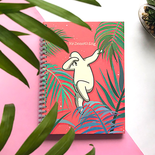 Блокнот Mr. Donothing Color / Tropical Блокнот Mr. Donothing Color / TropicalНелинованные<br>У Mr. Donothing всегда полно забавных историй, так похожих на нашу жизнь. <br>Смотря на него, нет сил сдержаться от улыбки. Делай из обыденности приключение и событие, а потом записывай его в свой блокнот! :)<br><br>В чём плюсы:<br> В блокноте 64 странички.<br> Чистые, белые страницы для твоего творчества или учебы.<br> Идеален для зарисовок и ежедневных записей.<br> Плотная твёрдая обложка защитит блокнот от грязи и замятий.<br> Страницы из превосходной плотной бумаги, скреплены кольцами. <br><br>Размер (ВхШхГ): 16 х ...<br><br>Дизайн: Tropical<br>Вес г: 320