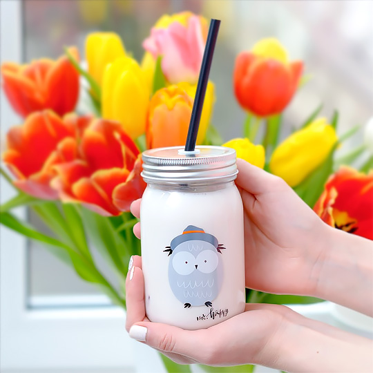 Банка для напитков с крышкой Happy / Сова Банка для напитков с крышкой Happy / СоваВеселая кухня<br>Такой маленький и симпатичный спутник теперь будет всегда сопровождать тебя на учебу или работу, а утром, пока ты готовишь завтрак, обязательно поднимет тебе настроение :)<br><br>В чём плюсы:<br> Объём - 400 мл.<br> В комплекте герметичная крышка и трубочка.<br> При необходимости трубочка с легкостью вынимается из банки.<br> Чтобы жидкость не выливалась, между крышкой и трубочкой есть уплотнитель.<br> Печать принта высококачественная, не царапается, не стирается и банку можно мыть даже в посудомоечной машине.<br> М...<br><br>Дизайн: Сова<br>Вес г: 270