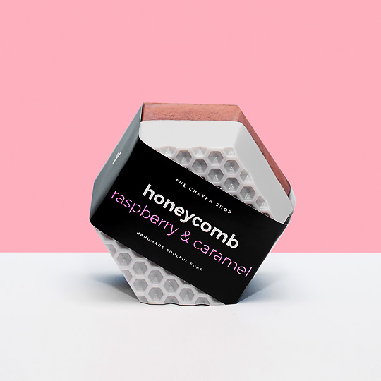 Мыло Honeycomb / Raspberry, Caramel Мыло Honeycomb / Raspberry, CaramelМыло, гели для душа и соли для ванн<br>Пчелки приложили уйму стараний, чтобы ты воспользовалась этой сладкой парочкой сот. Мыло-скраб для тела и мягкое мыло для лица станут незаменимыми помощниками в твоем уходе за собой.<br>Такая вещь не может останется на полочке без внимания!<br><br>В чём плюсы:<br> В наборе мыло-скраб для тела с малиной и нежное мыло для лица с ароматом карамели.<br> Весь набор бережно выполнено вручную.<br> Подходит для любого типа кожи.<br> В составе мыла-скраба содержатся частички натуральной сушеной малины.<br> Продукт не содержи...<br><br>Дизайн: Raspberry, Caramel<br>Вес г: 216