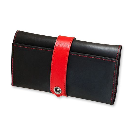 Кошелек Purse / Графит-клубника Кошелек Purse / Графит-клубникаБольшие<br>Лаконичный и стильный аксессуар, станет настоящей находкой для людей влюбленных в моду.<br>Портмоне сделанное вручную, будет надежно хранить самые важные для тебя вещи. А еще с ним очень приятно прогуляться на легке, <br>оставив тяжелую сумку дома.<br><br><br>В чём плюсы:<br> В портмоне: <br>- одно отделение для банкнот<br>- 4 отделения для карточек и визиток<br>- отделение для мобильного телефона<br>- кармашек для мелочи<br> Портмоне сделано вручную из натуральной кожи.<br> При желании портмоне можно использовать, как мини...<br><br>Цвет: Графит-клубника<br>Вес г: 166
