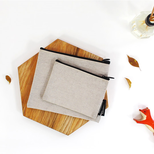 Косметичка Basic Linen, набор 2 шт. Косметичка Basic Linen, набор 2 шт.Косметички и маски для сна<br>В чём плюсы:<br> В набор входят 2 косметички разных размеров из натурального хлопка.<br> Внутри одно вместительное отделение. <br> Вмещает в себя те самые необходимые мелочи, которые обычно разбросаны по сумке и их невозможно найти. <br> Застегивается на молнию. <br> К собачке на молнии прикреплено кольцо, за которое удобно тянуть. <br> Выполнены из натурального хлопка и очень приятные на ощупь.<br> Каждую из косметичек можно использовать как кошелек для мелочи, чехол для ключей, органайзер для проводов существуе...<br><br>Вес г: 63