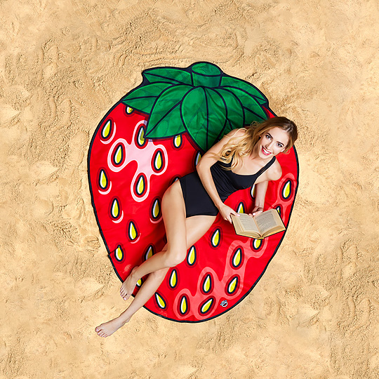 Покрывало пляжное Fruit / Strawberry Покрывало пляжное Fruit / StrawberryДля яркого отпуска<br>Бегом на пляж! И не забудь взять с собой пляжное покрывало. Чтобы приставучий песок не застал врасплох, расстели покрывало и наслаждайся согревающими солнечными лучами.<br><br><br>В чём плюсы:<br> Пляжное покрывало в виде спелой клубнички.<br> Легкий и приятный на ощупь материал подарит максимальный комфорт.<br> Можно использовать еще и в качестве пляжного полотенца, так как тыльная сторона изделия сделана из мягкой ткани, хорошо впитывающей влагу.<br>Размер: без упаковки - 130 х 152 х 2 см; в упаковке - 25,5 х ...<br><br>Дизайн: Strawberry<br>Вес г: 518