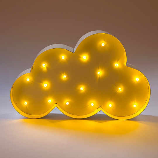 Светильник-ночник Cloud Светильник-ночник CloudВазы и светильники<br>Светящееся облако любую комнату превратит в сказочно уютное пространство. Как будто множество светлячков окутали его и не собираются уходить!<br><br>В чём плюсы:<br> Светильник - ночник в виде облачка.<br> Оснащен 18-ю светодиодами, которые дают приятное мягкое свечение.<br> Работает от 2-х батареек АА (в комплект не входят).<br> Широкое основание позволяет поставить его как на пол, так и на прикроватную тумбочку.<br> Меняет пространство вокруг себя! Оно мгновенно становится уютным и по-домашнему спокойным.<br> Идеа...<br><br>Вес г: 440