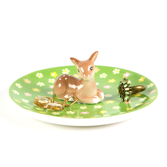 Подставка для украшений Floral Deer Подставка для украшений Floral DeerПодставки для украшений, шкатулки<br>Олененок Бемби прилег отдохнуть на цветущую полянку и погреться на солнышке. Твои украшения под присмотром!<br><br><br>В чём плюсы:<br> На ушки оленя удобно нанизывать кольца.<br> Всевозможные брошки, кулоны и прочие украшения помассивнее можно сложить в подставку-блюдце.<br> Подставка для колец очень пригодится на прикроватном столике. Так твои украшения всегда будут на одном месте и в полном порядке. <br> Можно поставить в ванной комнате: удобно для тех, кто снимает кольца перед мытьем рук. <br> В качестве матери...<br><br>Вес г: 197