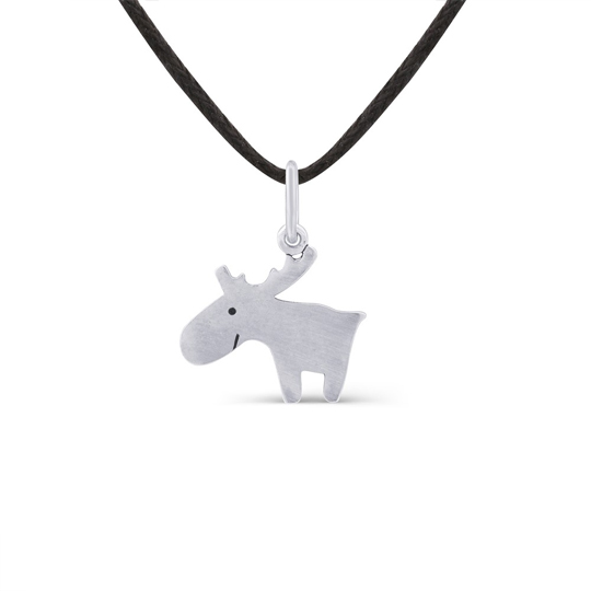 Подвеска Forest Animals / Лось Подвеска Forest Animals / ЛосьУкрашения<br>Очаровательное лаконичное украшение из серебра дополнит любой образ и подчеркнет нежность и женственность любой представительницы прекрасного пола!<br><br>В чём плюсы:<br> Серебряная подвеска на черной ниточке.<br> Со временем не потеряет своего первоначального вида, не потускнеет, а рисунок не сотрется.<br> Украшение выполнено из серебра и полностью безопасно даже для самой чувствительной кожи.<br> Черный шнурочек сзади аккуратно завязан.<br> Лаконичный дизайн аккуратно дополнит образ.<br> Подходит к любому наряду ...<br><br>Дизайн: Лось<br>Вес г: 6