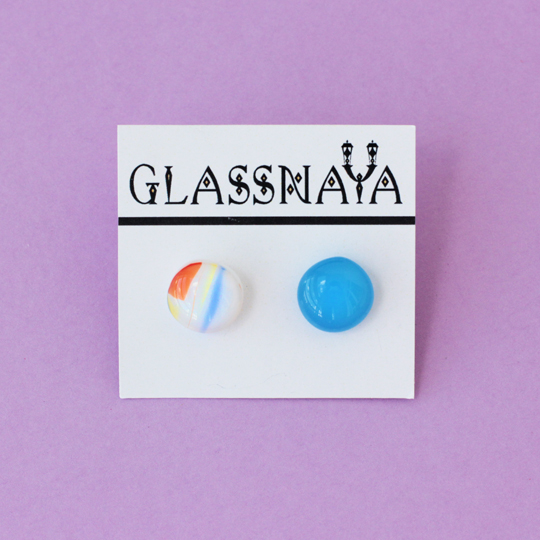 Серьги Glassy / Голубой, цветной Серьги Glassy / Голубой, цветнойБижутерия<br>Авторские украшения ручной работы, сделанные в винтажном стиле с любовью.<br><br><br><br>В чём плюсы:<br> Нежный комплект сережек.<br> Одна сережка голубая, а другая полосатая.<br> Каждая пара делается вручную, поэтому сережки могут немного отличатся рисунком.<br> Со временем не потеряет своего первоначального вида, не потускнеет, а рисунок не сотрется.<br> Добавит образу игривости.<br> Упаковано в белую подарочную коробку наполнителем.<br>Размер (ВхШхГ): каждая сережка - 1,3 х 1,3 см; коробка 14 х 8 см.<br>Материал: худо...<br><br>Цвет: Голубой, цветной<br>Вес г: 8