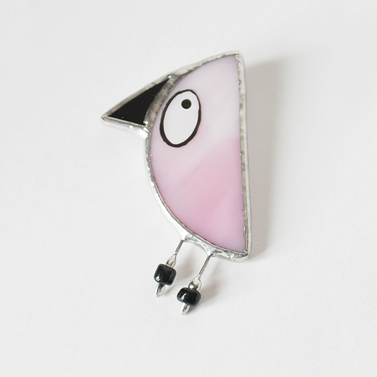 Брошь витражная Small Bird Брошь витражная Small BirdБижутерия<br>Авторские украшения ручной работы, сделанные в винтажном стиле с любовью.<br><br><br><br>В чём плюсы:<br> Брошь выполнена вручную техникой Тиффани. <br> Со временем не потеряет своего первоначального вида, не потускнеет, а рисунок не сотрется.<br> Небольшая брошка, которая отлично дополнит твой образ.<br> Упаковано в розовую подарочную коробку с наполнителем.<br>Размер (ВхШхГ): коробка 8 х 7 см.<br>Материал: художественное стекло, медь, олово.<br><br>Вес г: 18