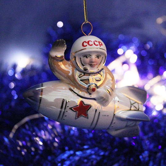 Игрушка елочная фарфоровая 'Космонавт в ракете' - фото 1