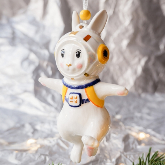 Игрушка елочная фарфоровая с ручной росписью 'Кролик-космонавт'
