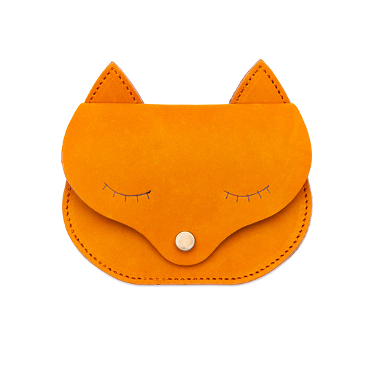 Кошелек для мелочи Лиса Кошелек для мелочи ЛисаСкоро!<br>Необычная форма этого кошелёчка для мелочи сразу привлекает к нему внимание, а стоит только пощупать его, то влюбляешься в этот маленький важный аксессуар окончательно и бесповоротно.<br><br>В чём плюсы:<br> 100% натуральная кожа.<br> Закрывается на кнопочку.<br> Благодаря оригинальному дизайну не затеряется в просторах твоего рюкзака.<br> Идеален для монет и сложенных пополам купюр. <br> Упакован в картонную коробку с древесным наполнителем.<br> Правила ухода: Не стирать! Чистку проводить влажной мягкой тканью. Обе...<br><br>Вес г: 80