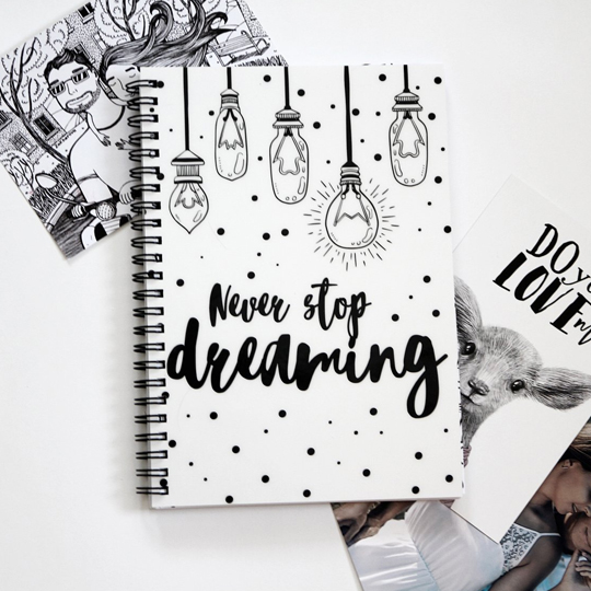 Еженедельник 'Never stop dreaming'