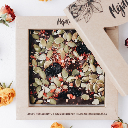 Тёмный шоколад 'Natural Sweet' - Тыквенная семечка, изюм и клубника